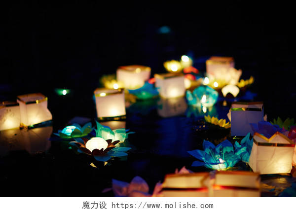 在夜间浮在水面上的纸灯笼正月十五元宵节花灯元宵晚会